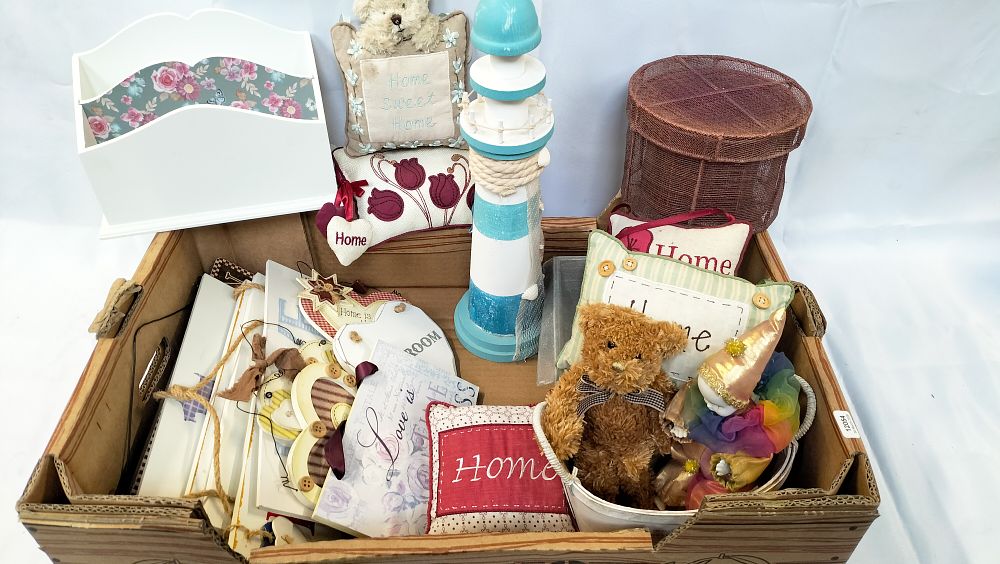 Lot 617: A Collection of Contemporary Shabby Chic Style Home Decor and Ornaments