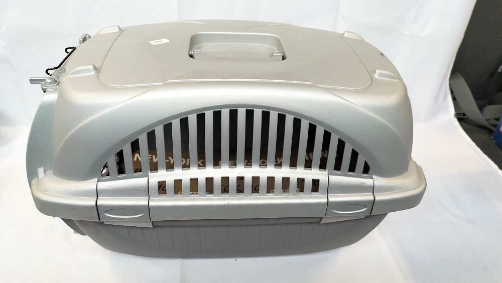 Lot 640: A Ferplast Atlas Deluxe Pet Carrier