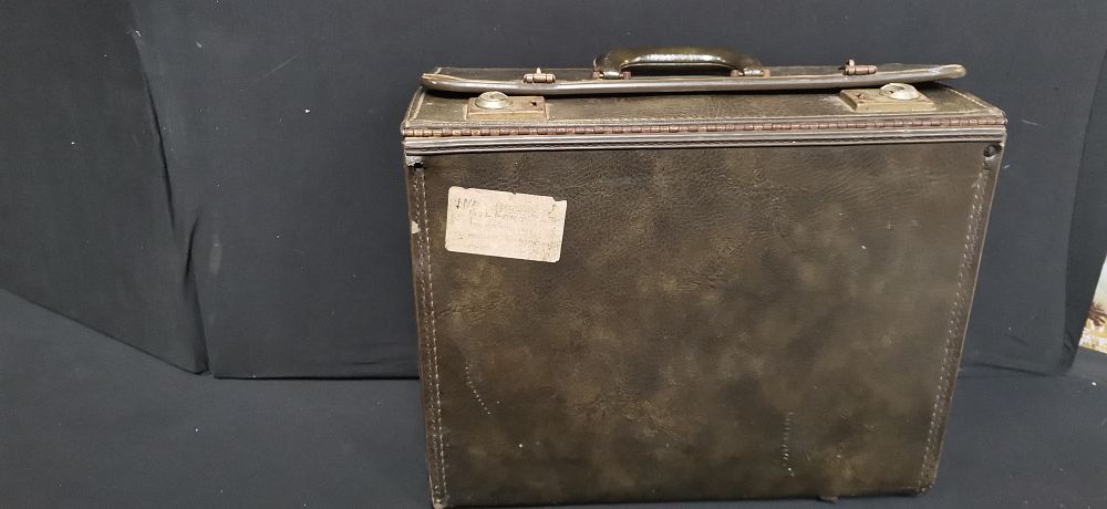 Lot 700: ELGIN Dark Green Textured Briefcase