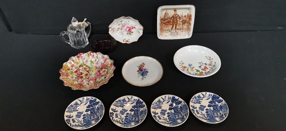 Lot 712: A Collection of Decorative Porcelain and Glassware