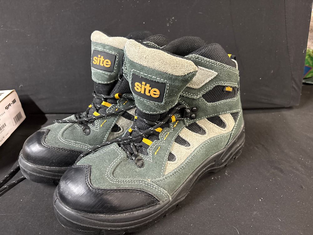 Lot 749: A Pair of Site Granite Grey Safety Trainer Boots Size 9