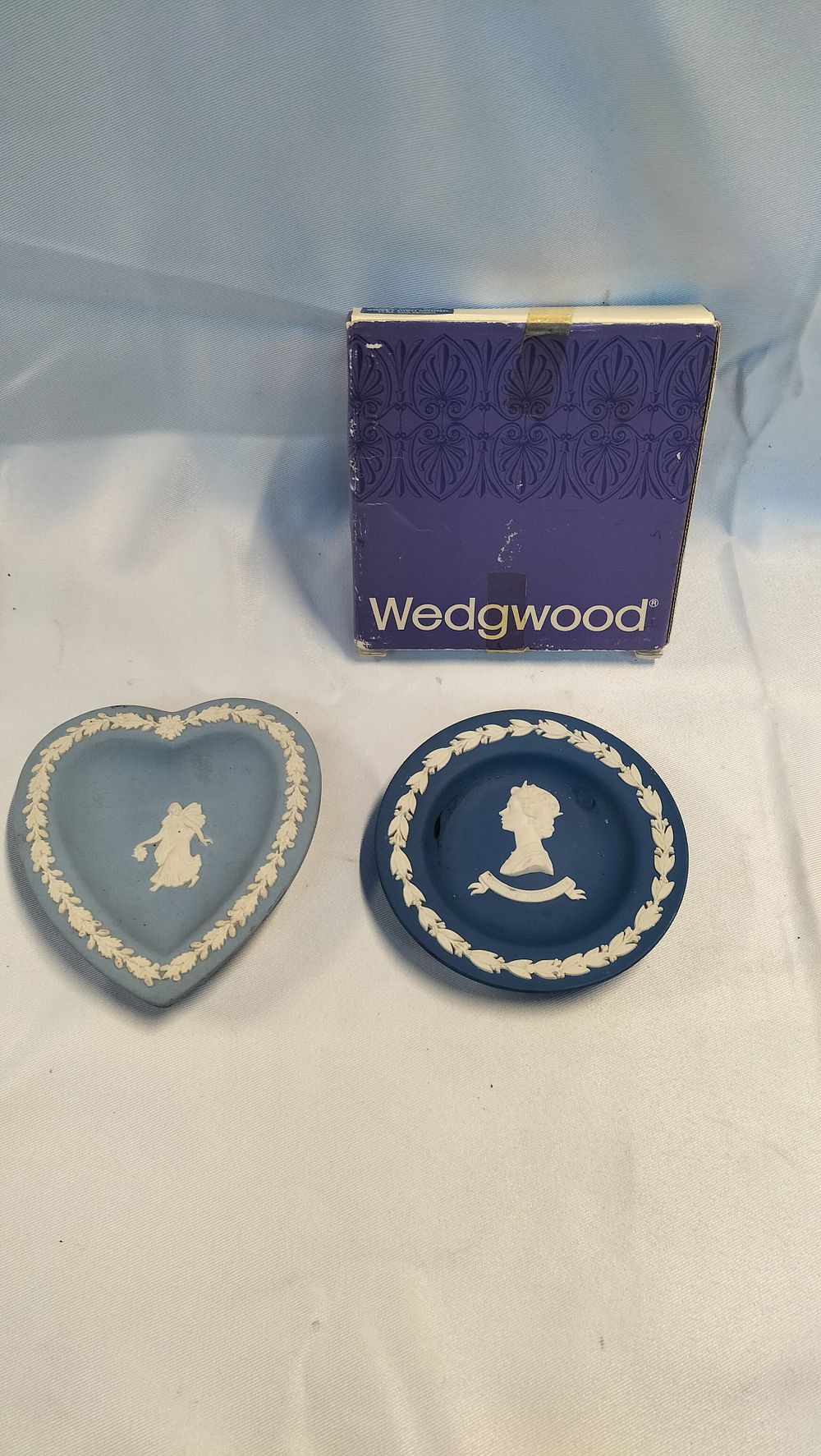 Lot 792: Two Wedgwood Jasperware Dishes Including a Queen Elizabeth II Silver Jubilee Commemorative Example