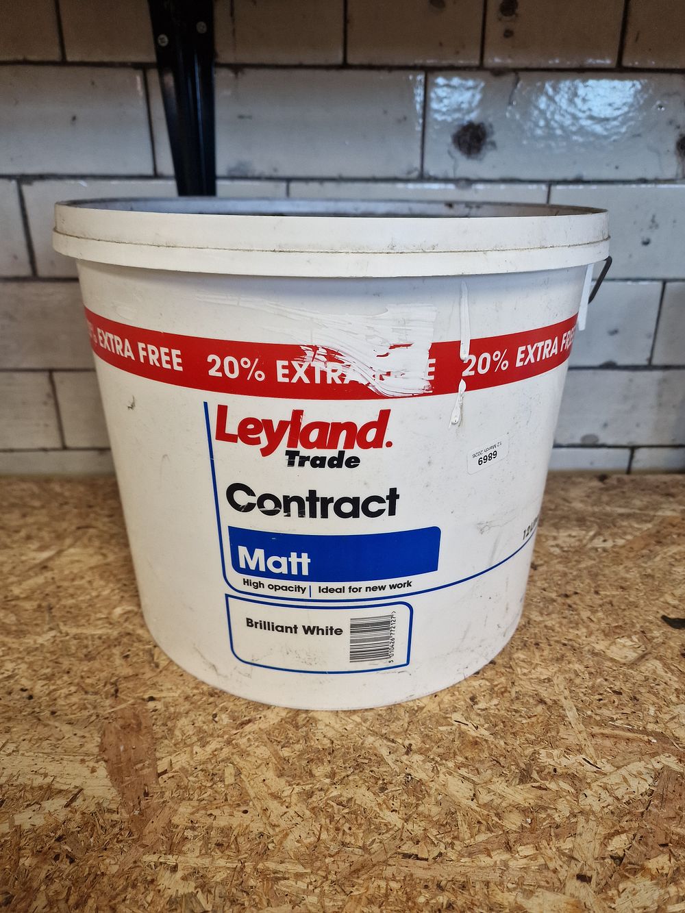 Lot 885: Leyland Trade Contract Matt Emulsion Paint in Brilliant White