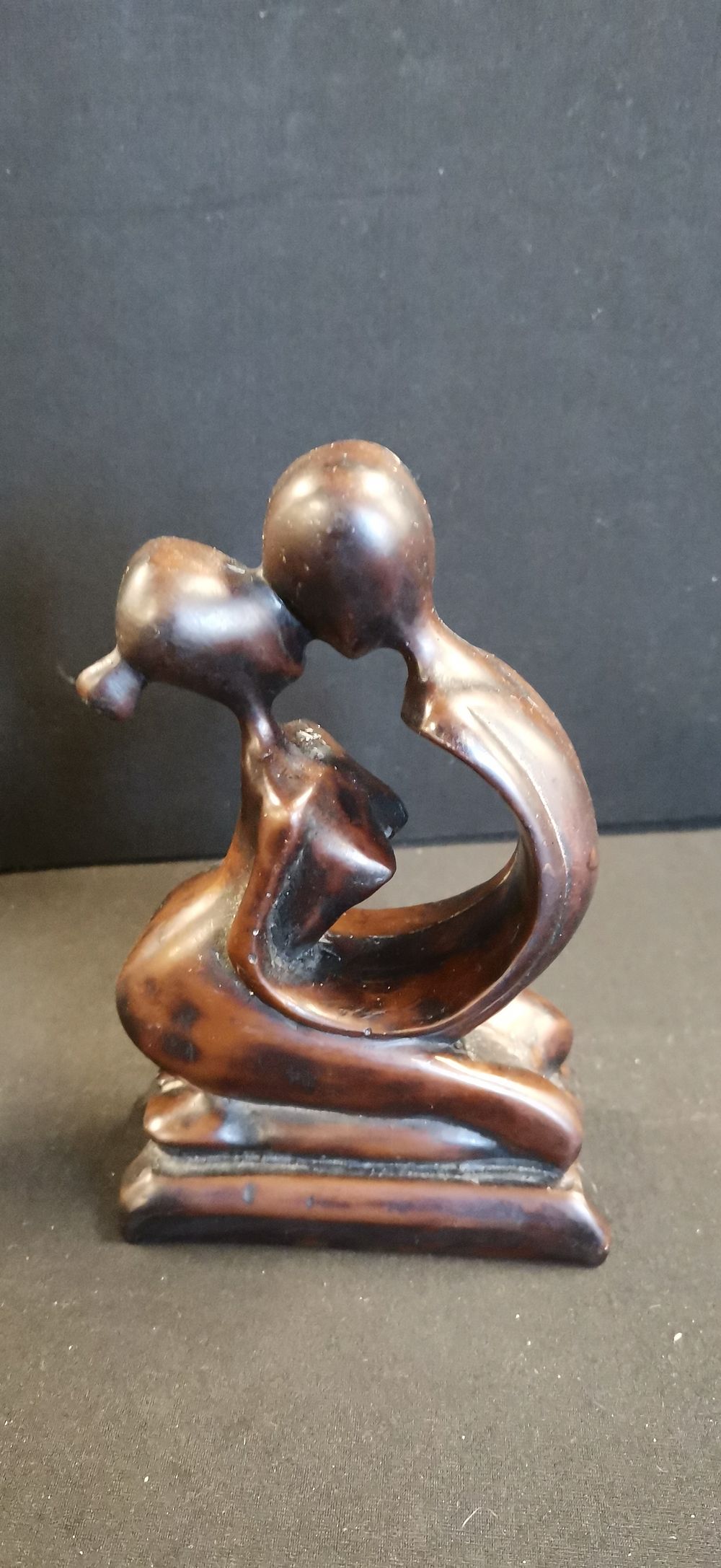 Lot 396: Contemporary Abstract Sculpture of a Kissing Couple, Wood-Effect Resin