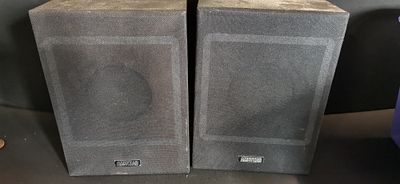 A Pair of Amstrad SP-33 Bookshelf Speakers. A pair of Amstrad model SP-33 bookshelf speakers. 
