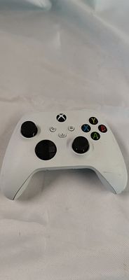 Microsoft Xbox Wireless Controller Model 1914 in Robot White. A Microsoft Xbox Wireless 
