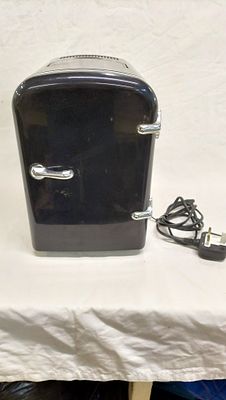 MKL-DMS MNBX4 Retro Portable Mini Fridge and Warmer. A portable thermoelectric mini fridge and 