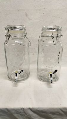 A Pair of Contemporary 3.5 Litre Clear Glass Beverage Dispensers. A pair of contemporary moulded 