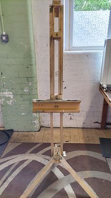 Daler-Rowney Beechwood Radial Tripod Studio Easel. A Daler-Rowney floor-standing artist studio 