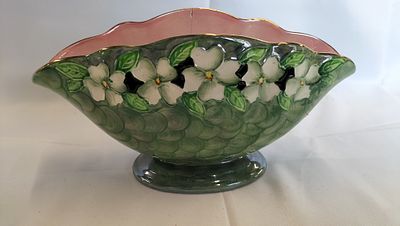 Maling England Footed Ceramic Bowl with Floral Decoration. A green-patterned footed ceramic bowl 