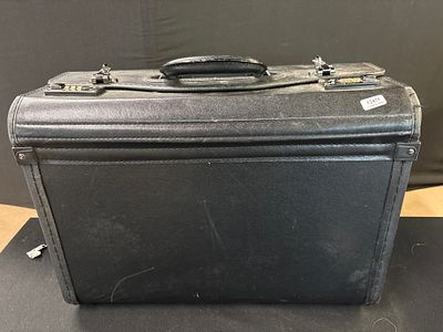 Unbranded Black Leather Pilot Case Briefcase. An unbranded pilot case briefcase constructed from 