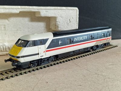 Hornby Railways OO Gauge Class 82 Driving Van Trailer 82205 in InterCity Swallow Livery