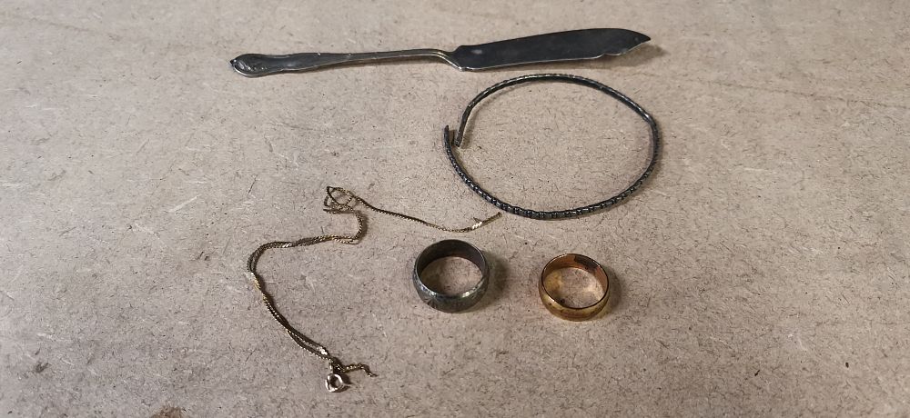 Lot 157: A Collection of Jewellery and Metalware comprising Rings, a Bangle, a Chain, and a Butter Knife
