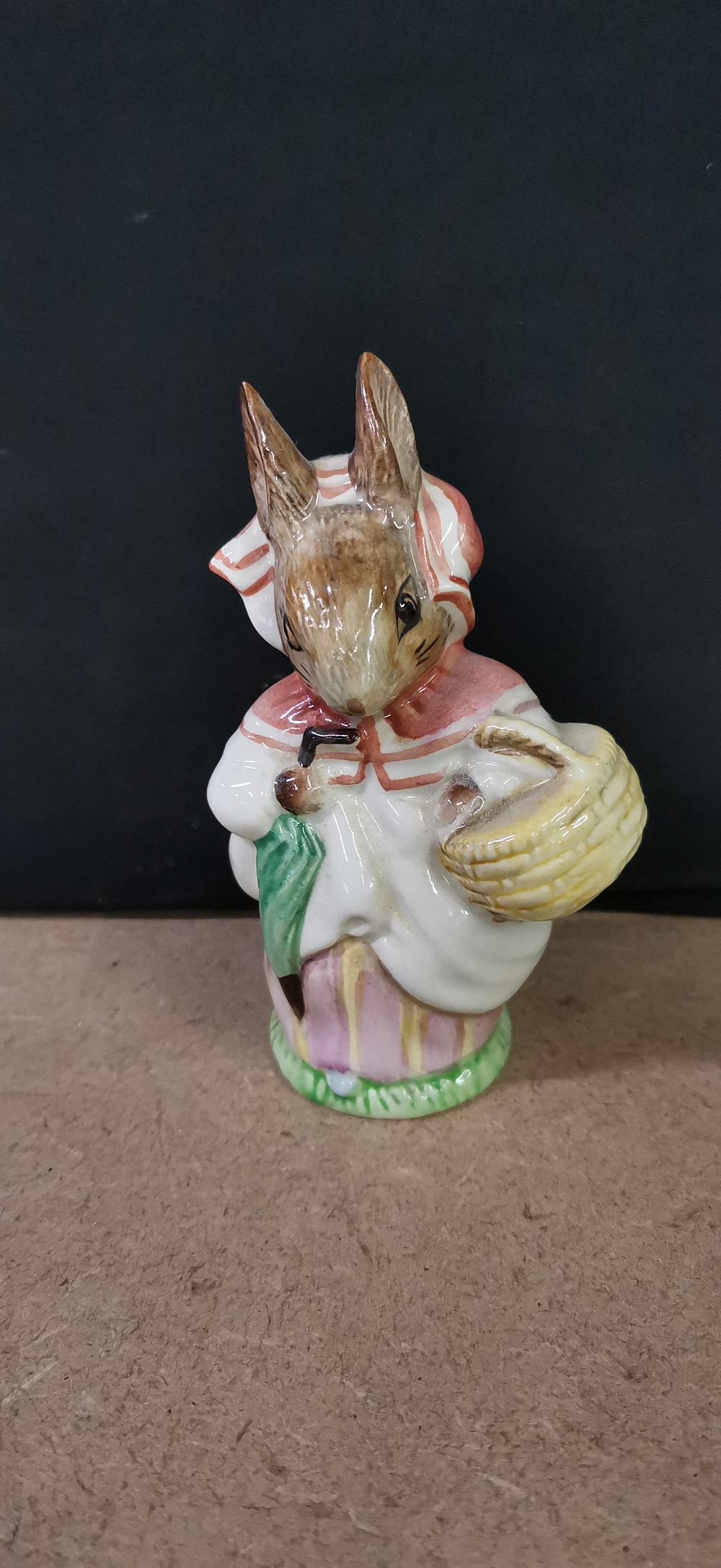 Lot 174: Beswick Beatrix Potter Figurine Mrs Rabbit