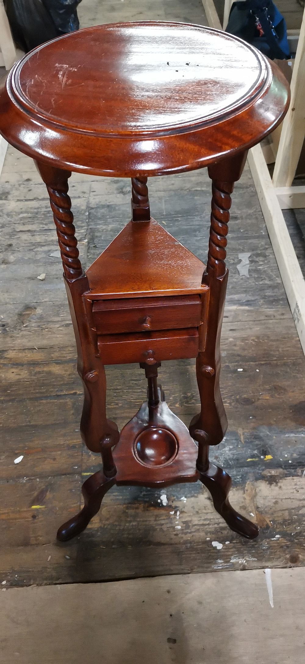 Lot 213: A Georgian style mahogany tripod pedestal plant stand