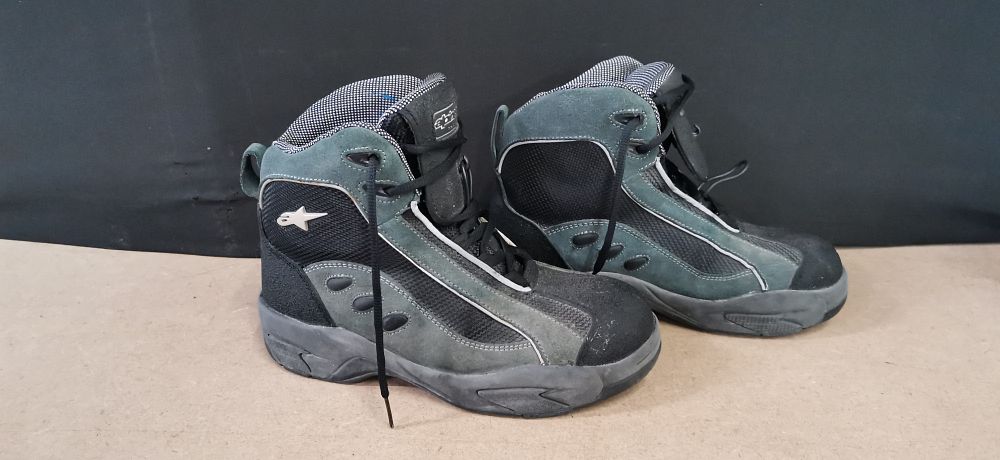 Lot 215: A pair of Alpinestars motorcycle riding shoes, size EUR 37