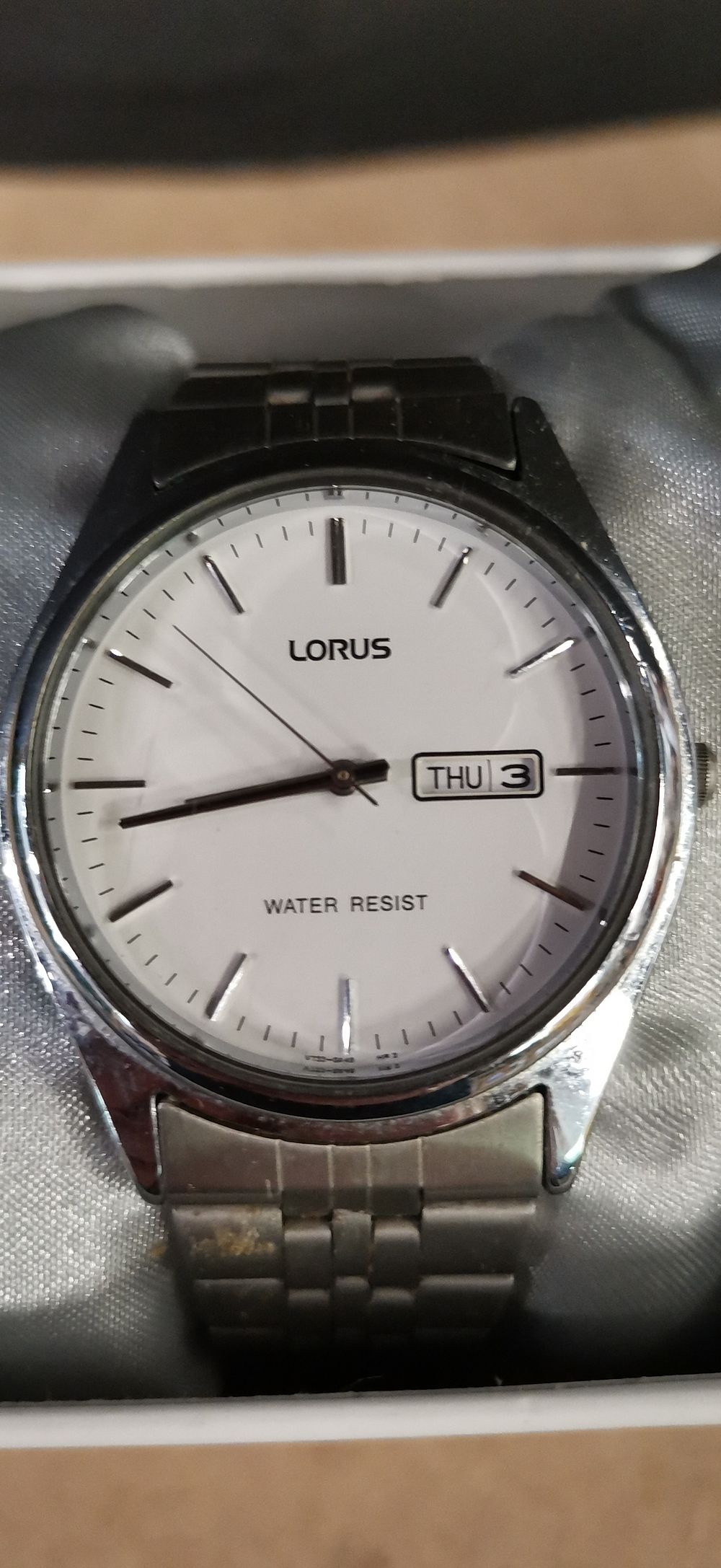 Lot 227: Lorus Quartz Day Date Wristwatch Reference RXF025L-9