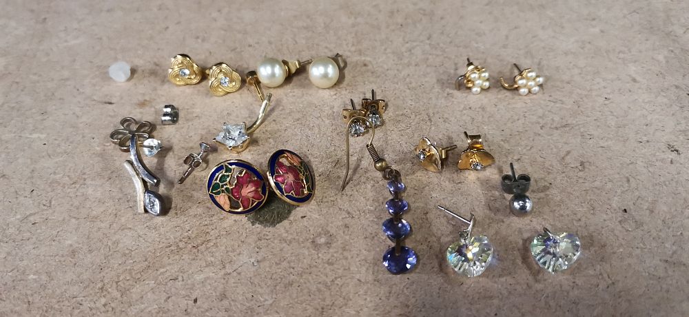 Lot 229: A Collection of Assorted Costume Jewellery Earrings