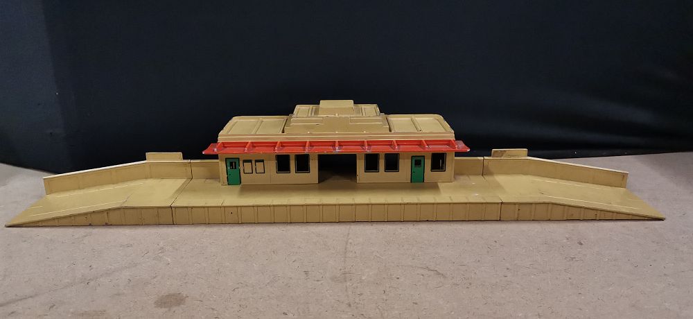 Three Hornby-Dublo Through Station and Platform Sections