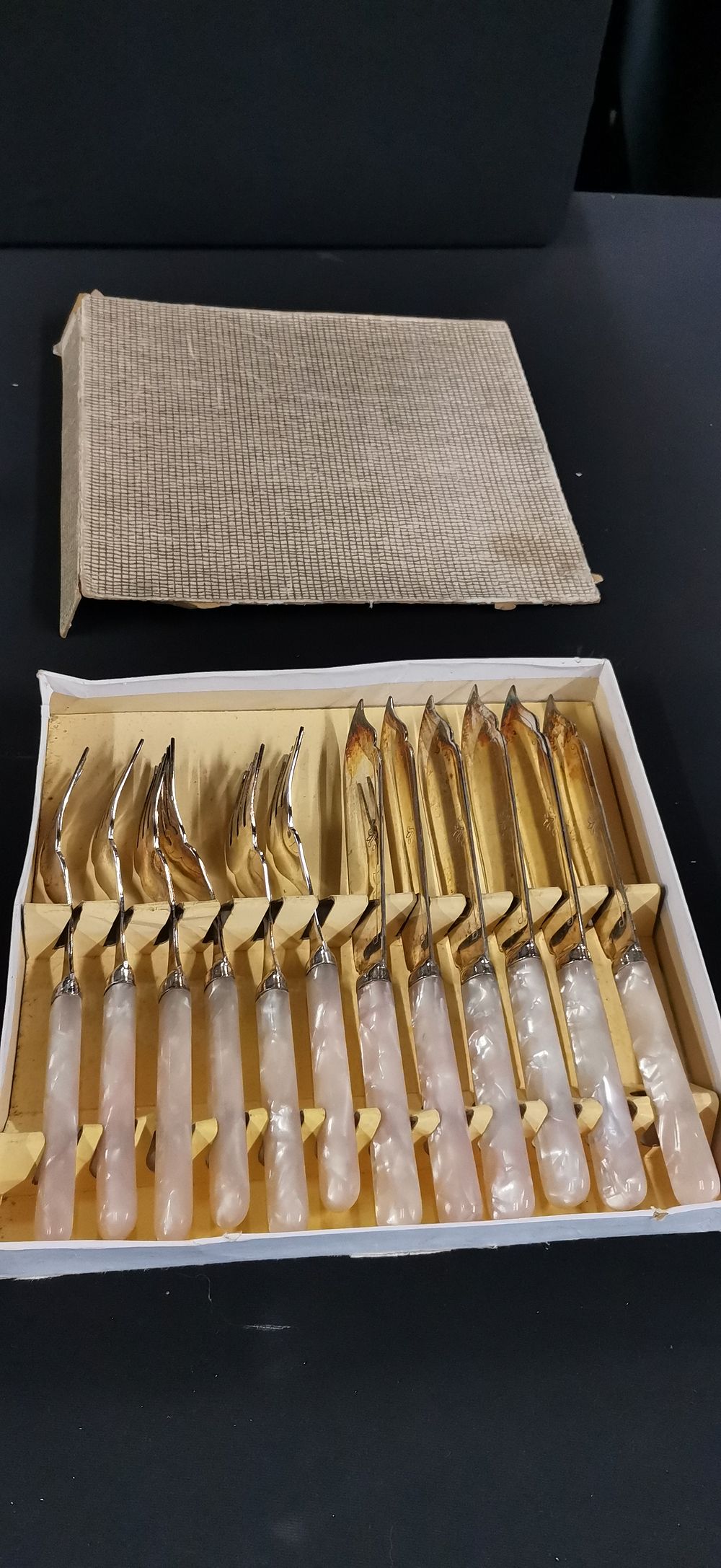 Lot 295: A 12-piece EPNS A1 Silver-Plated Fish Cutlery Service for Six with Faux Mother-of-Pearl Handles