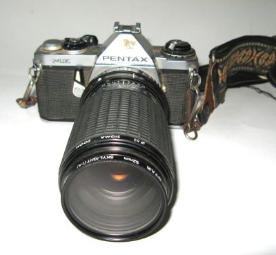 מצלמה פנטקס MUE עם עדשת זום 25-200 SIGMA במצב עבודה. משנות ה-70.