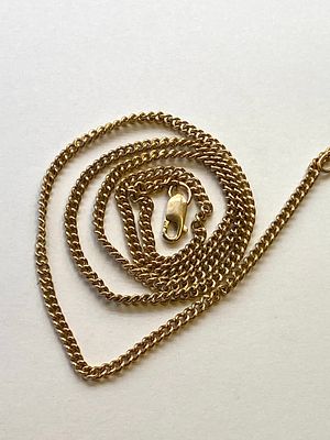 A 9ct yellow gold solid linked close curb pendant chain, fully hallmarked, 22 inches in length 