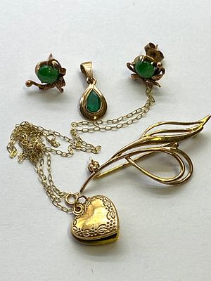 A mixed lot of 9ct yellow gold, including locket, green stone pendant, a brooch, unhallmarked 