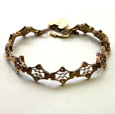 A vintage 9ct gold linked gate bracelet, with 9ct vintage heart safety chain, 14.5 grams in 