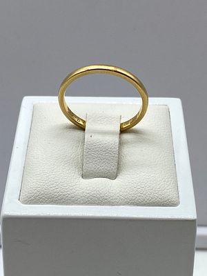 An 18ct yellow gold D shaped wedding band, fully hallmarked Scottish,makers mark G Bros, size M 