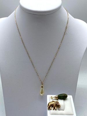 A mixed lot of 9ct & 14ct yellow gold, including jade pendant is 14ct, elephant charm and a 