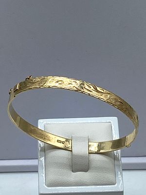 A 9ct yellow gold solid vintage bangle, 7 inches in diameter x 6mm wide, 11.2 grams approx weight