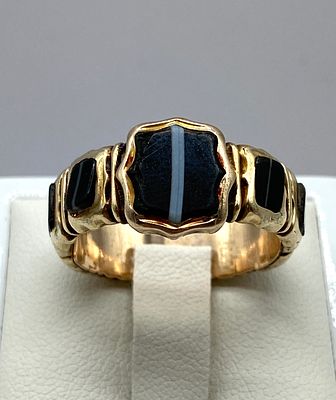 A 9ct yellow gold Victorian agate stone ring, ring has lots of age to it and has been sized 
