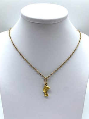 An 18ct yellow gold Cleopatra pendant and chain. An 18ct yellow gold Cleopatra pendant & chain 