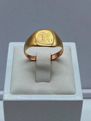 An 18ct yellow gold signet ring, size S, 3.4 grams in weight