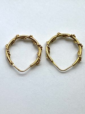 A pair of 18ct yellow gold twist design hoop earrings, hallmarked, 3.6 grams in weight approx 