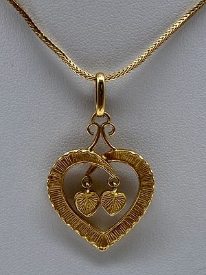 An 18ct yellow gold pendant and chain. An 18ct yellow gold pendant & chain, herringbone chain 