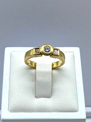 An 18ct yellow gold 3 stone diamond ring, round brilliant cut and princess cut diamonds, 5.3 