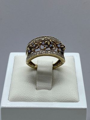 A 9ct yellow gold diamond & amethyst dress ring, 3.3 grams in weight approx, size L