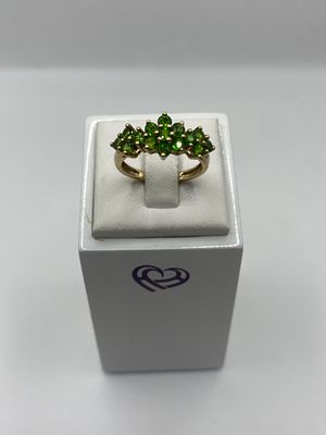 A 9ct yellow gold peridot stone dress ring, ring size J, 1.9grams approx weight,