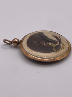 A 9ct yellow gold mourning pendant, approx 7.2 grams in weight, 37mm x 44mm drop