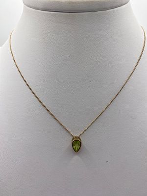 A 9ct yellow gold peridot pendant & chain, 1.2 grams approx weight, 18 inch chain, 9mm pendant