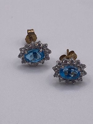 A pair of 9ct yellow gold aquamarine cz earrings, 1.1 grams in weight approx, centre stone 7mm 