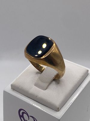 A 9ct yellow gold gents Onyx dress ring, 4 grams in weight approx, size R