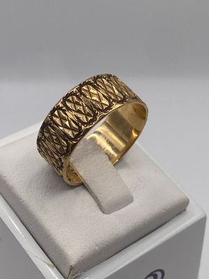 A 9ct yellow gold wedding band, size Q, approx weight 3 grams
