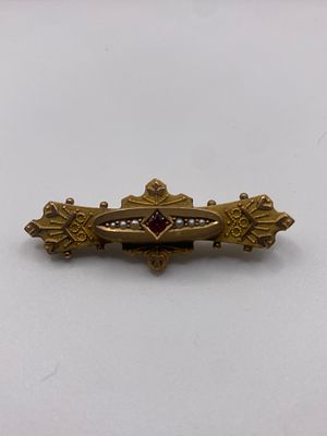 A 9ct yellow gold mourning brooch, set with a ruby & seed pearl, fully hallmarked, 3 grams 