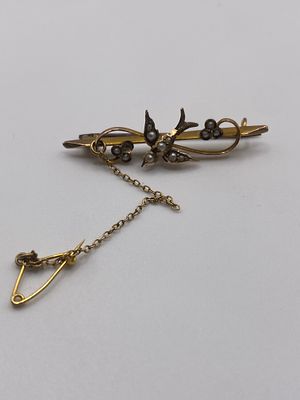 A 9ct yellow gold Victorian swallow brooch, with safety pin, 1.7 grams in weight approx
