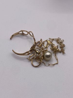 A mixed lot of 9ct yellow gold broken jewellery, 1.9 grams approx weight