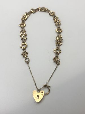 A 9ct yellow gold gate bracelet, 4.2 grams in weight approx, complete with padlock