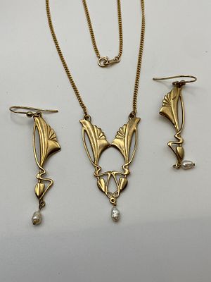 A 9ct yellow gold pendant, chain & matching earrings, a Scottish design, set with a seed pearl 