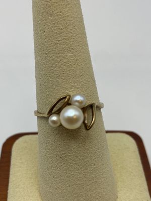 A 9ct yellow gold 3 pearl twist dress ring, size P, 2 grams in weight